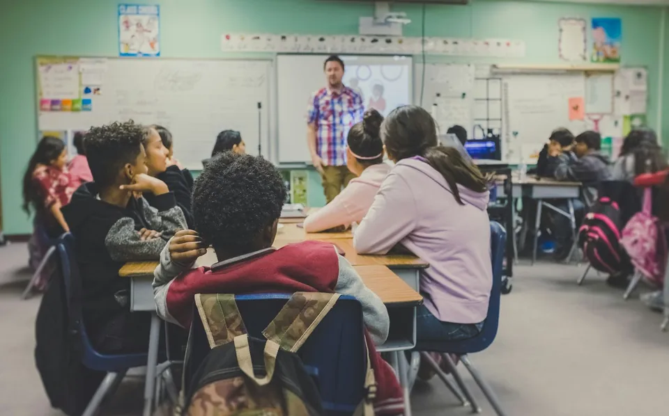 Estudantes acompanhando uma aula